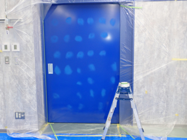 青い焼き付けドアの補修